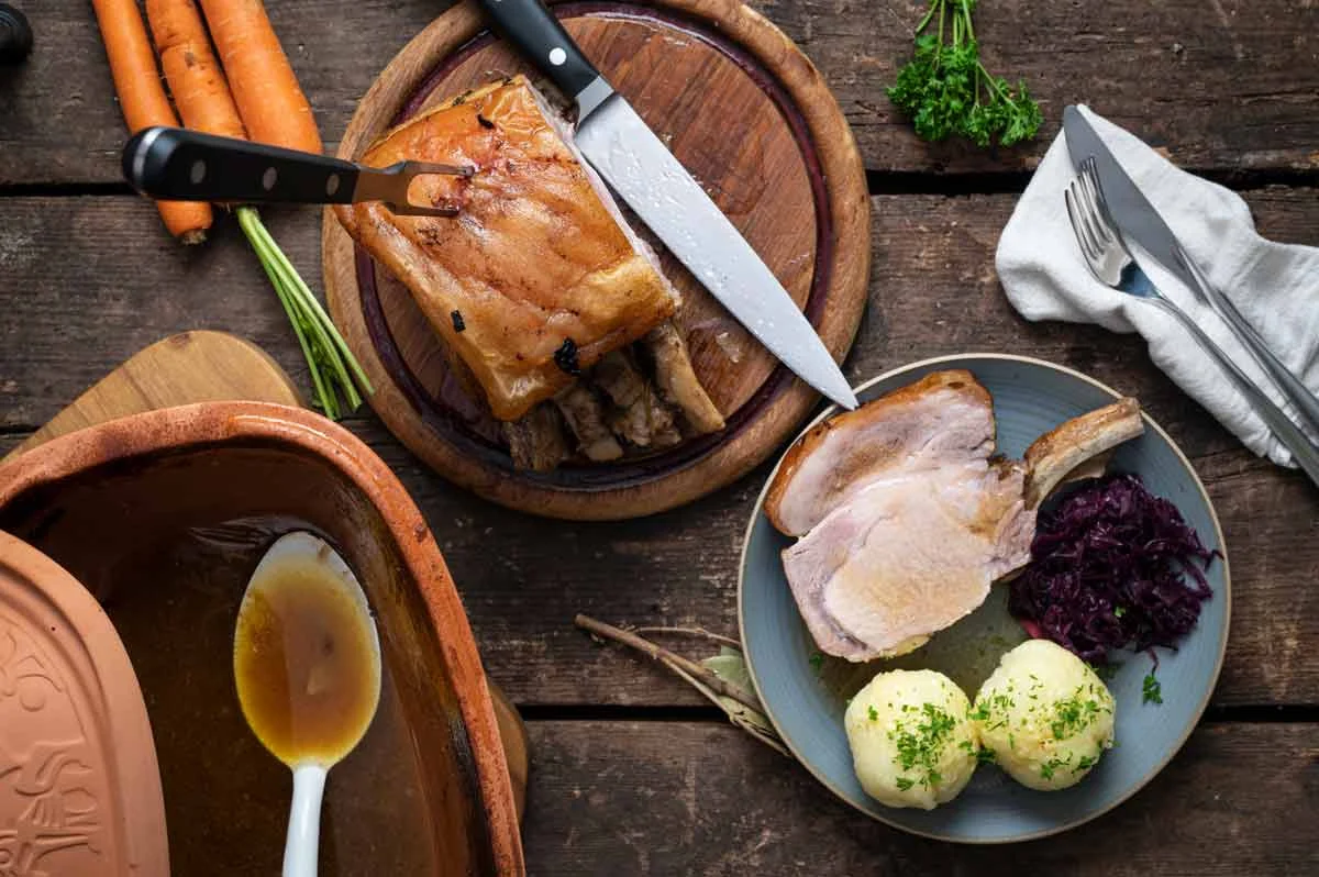 Schweinebraten in Soße mit Rotkohl und Klößen