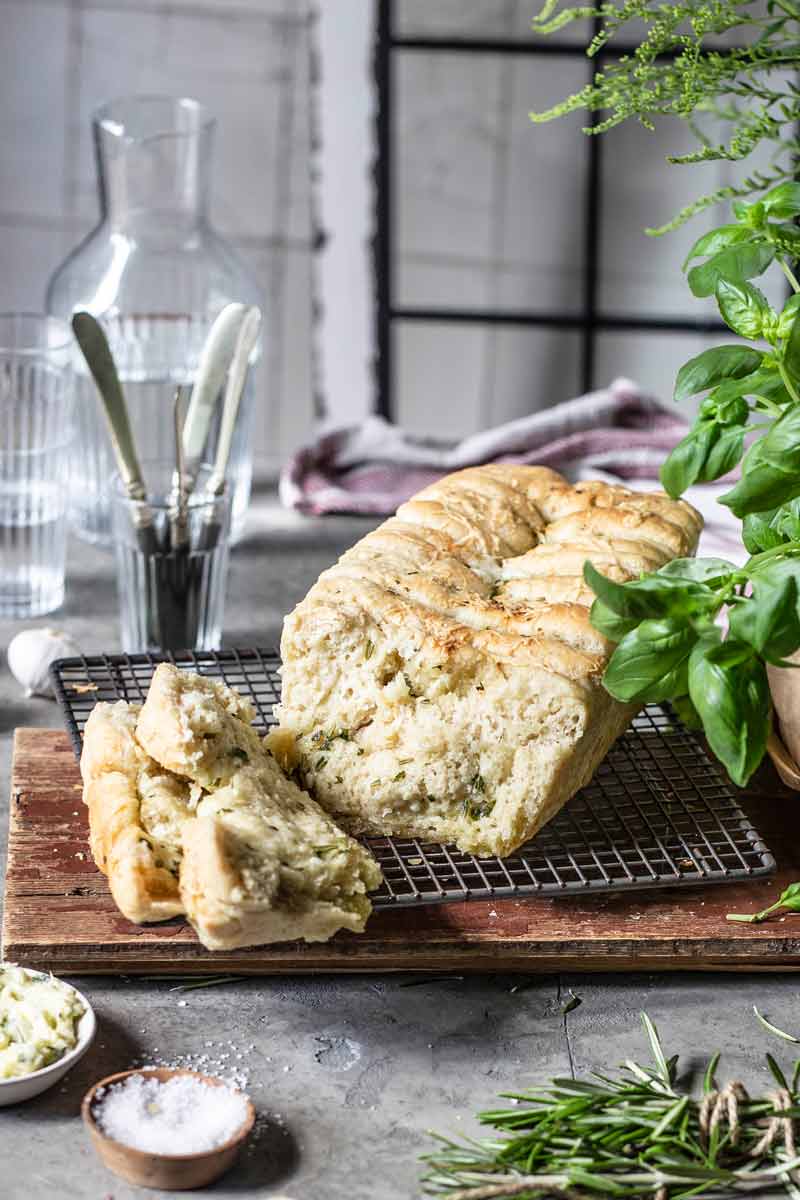 Ambachtelijk volkoren-faltbrot met kruidenboter — Brood recept voor de Römertopf