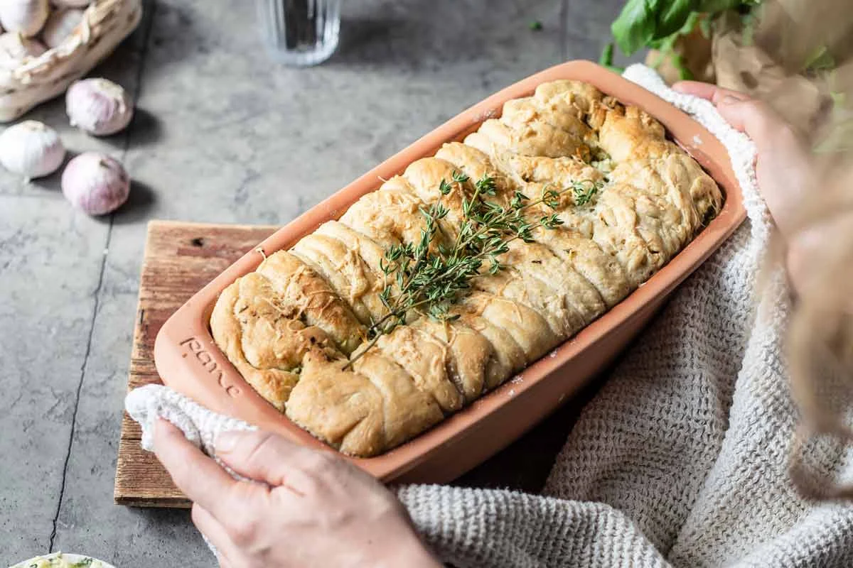 Herzhaftes Vollkorn Faltbrot mit Kräuterbutter und Käse
