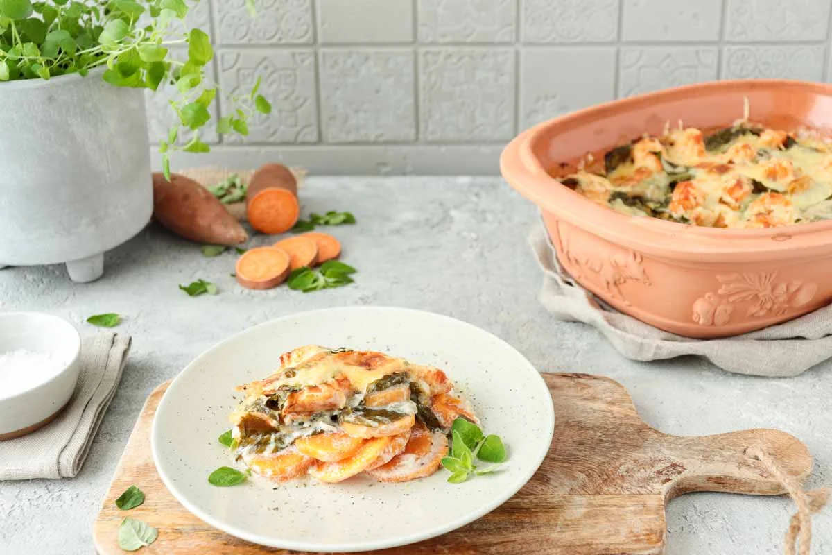 Süßkartoffelauflauf mit frischem Spinat und Lachs