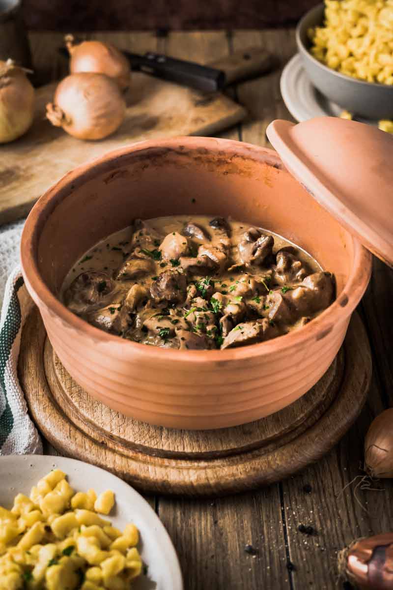 Romig ovengeschoteld gevogelte — Gevogelte recept voor de Römertopf