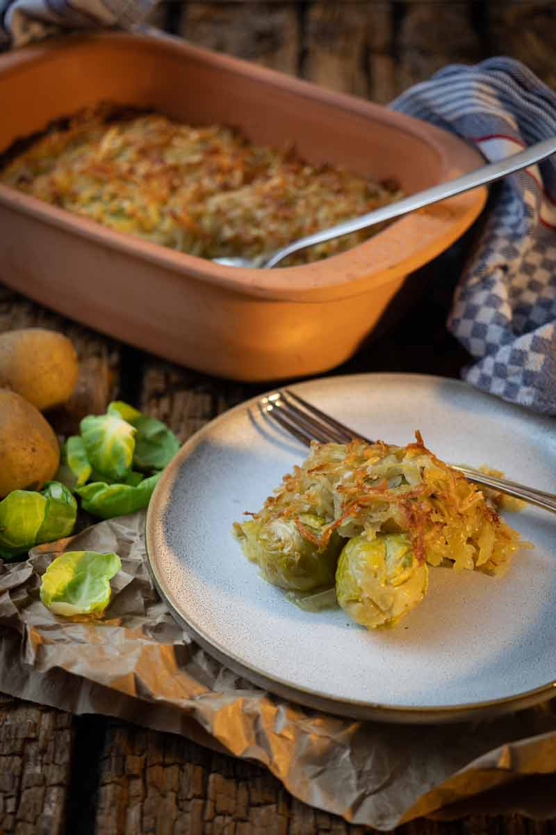 Rosenkoolovenschotel met aardappelkorst — Overig recept voor de Römertopf
