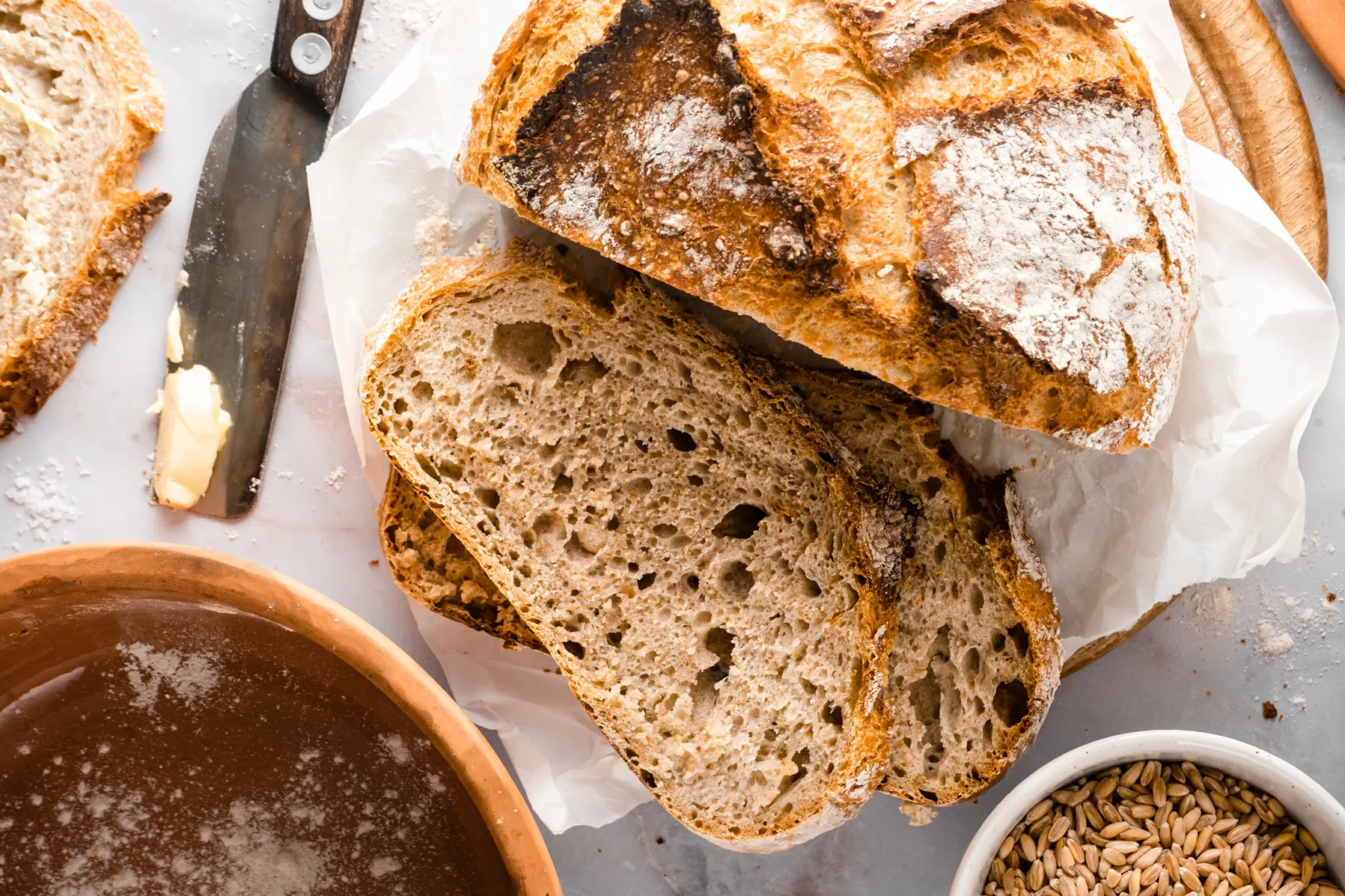 Dinkel-Roggen-Sauerteigbrot aus dem Römertopf – rustikales Bauernbrot mit knuspriger Kruste