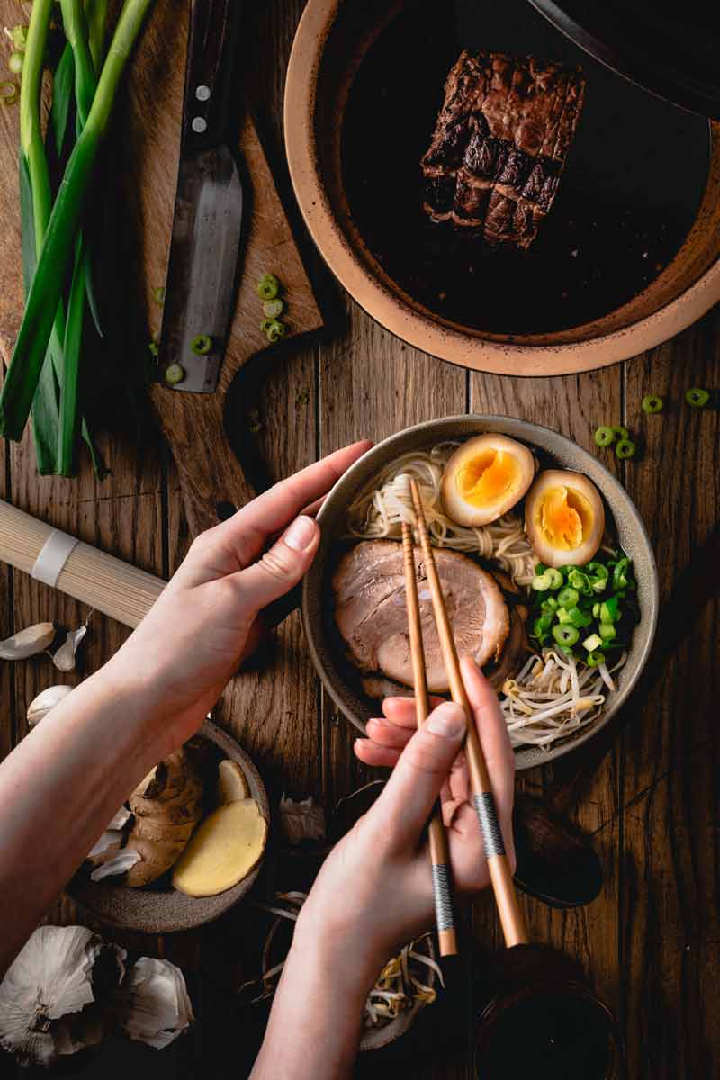 Tonkotsu Miso Ramen met Chashu — Vlees recept voor de Römertopf