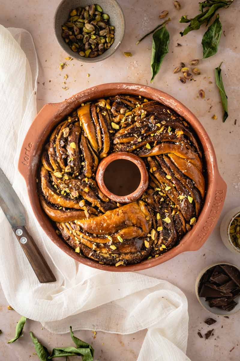 Hefekrans met chocolade en pistache — Overig recept voor de Römertopf