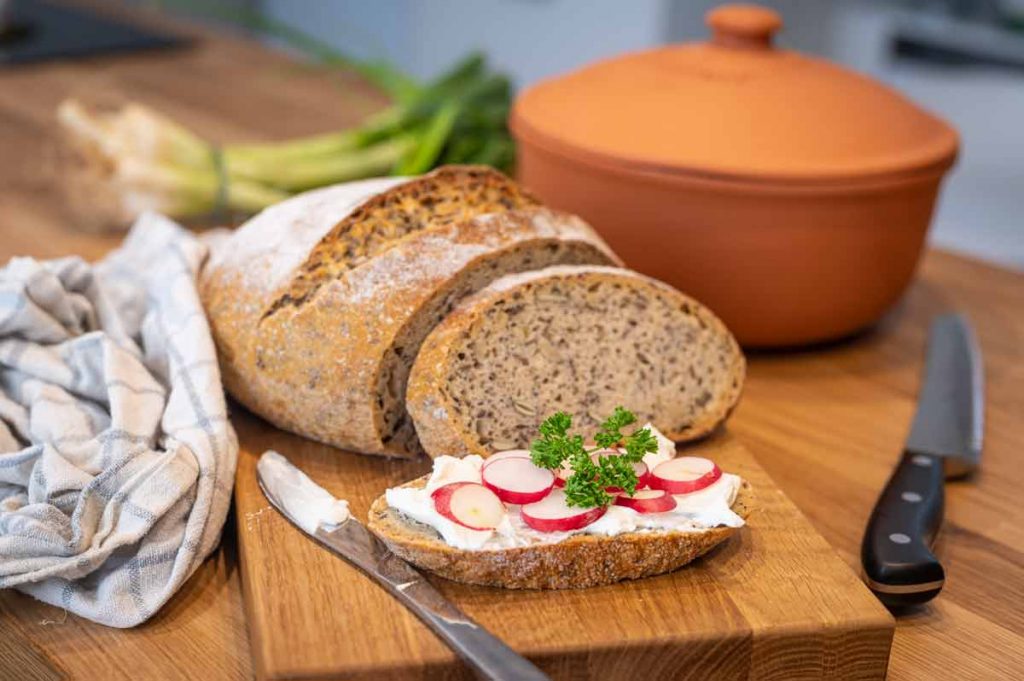 Mehrkorn Sauerteig Brot aus dem Römertopf Brotbacktopf