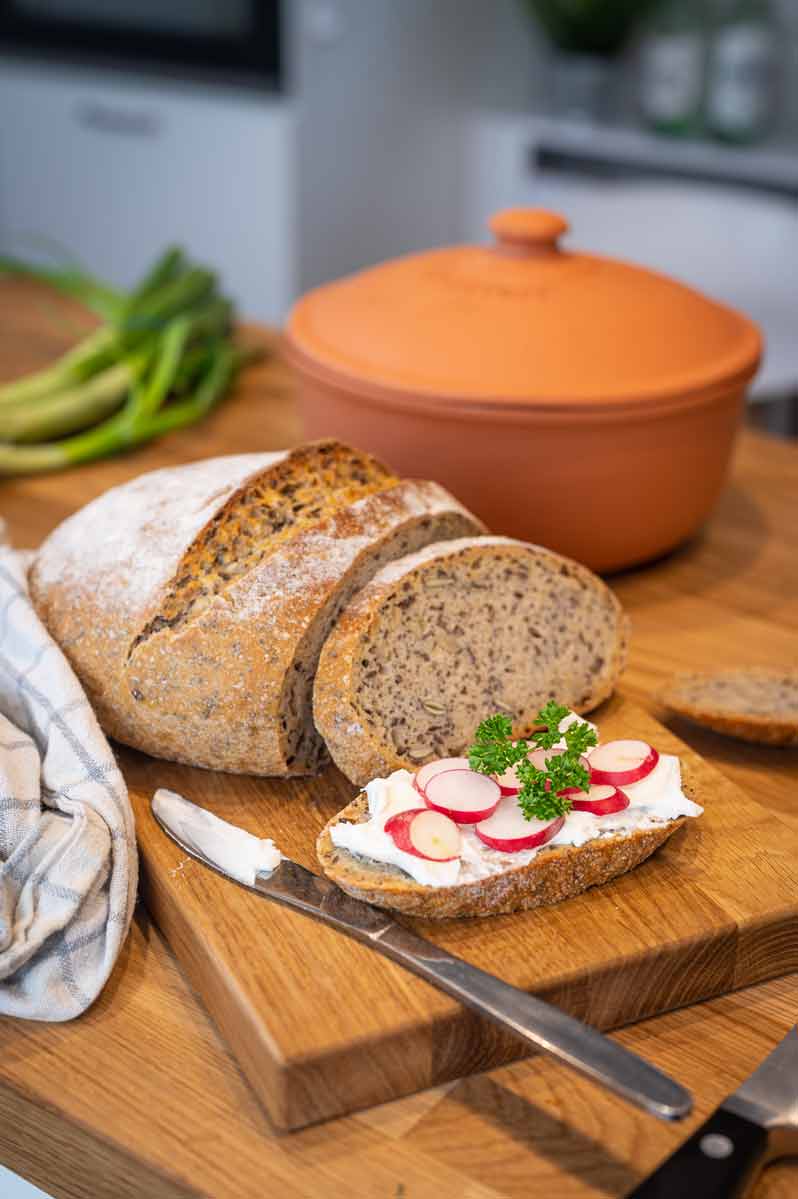 Sauerteig-Mehrkornbrot mit Sonnenblumenkernen und Leinsamen