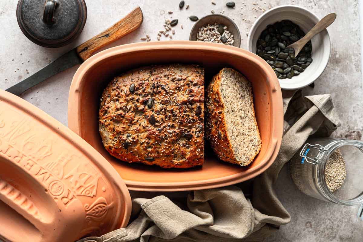 Ambachtelijk 4-granenbrood uit de Römertopf — Brood recept voor de Römertopf