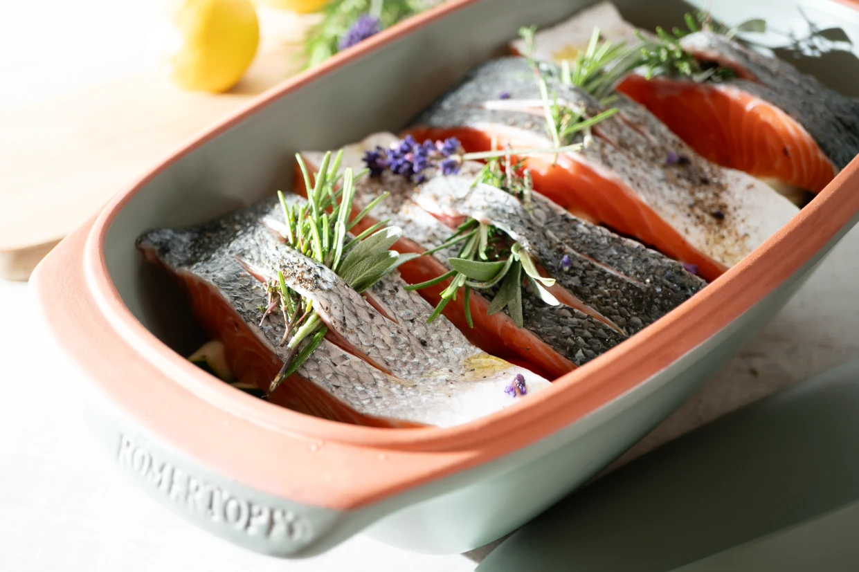 Mediterrane Lachsfilets im Römertopf – Saftig, aromatisch & einfach zubereitet