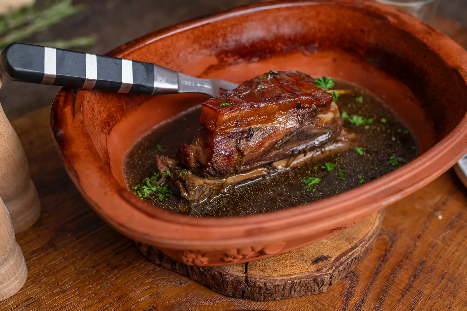 Schäuferl in Rauchbiersoße – Rezept im Römertopf