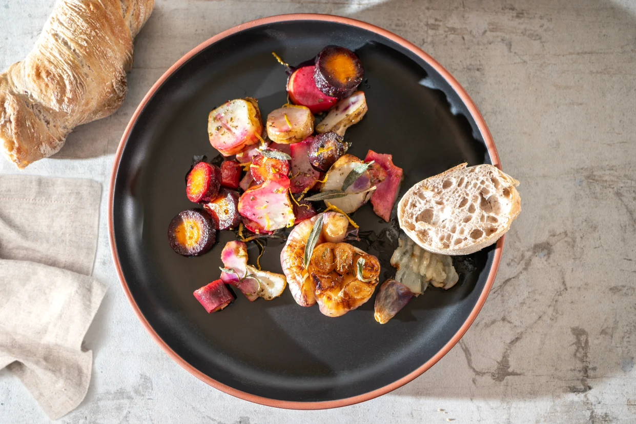 Gebackener Knoblauch mit Wurzelgemüse aus dem Römertopf