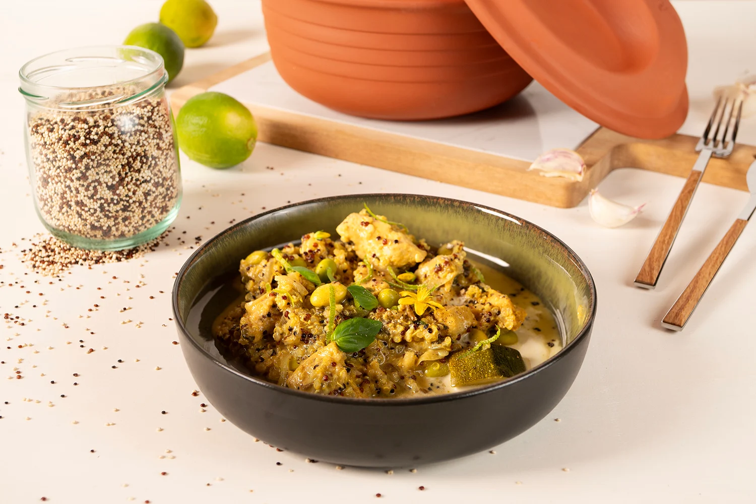 High-Protein Quinoa mit Hähnchen und Gemüse – Einfaches Mikrowellen-Rezept im Römertopf