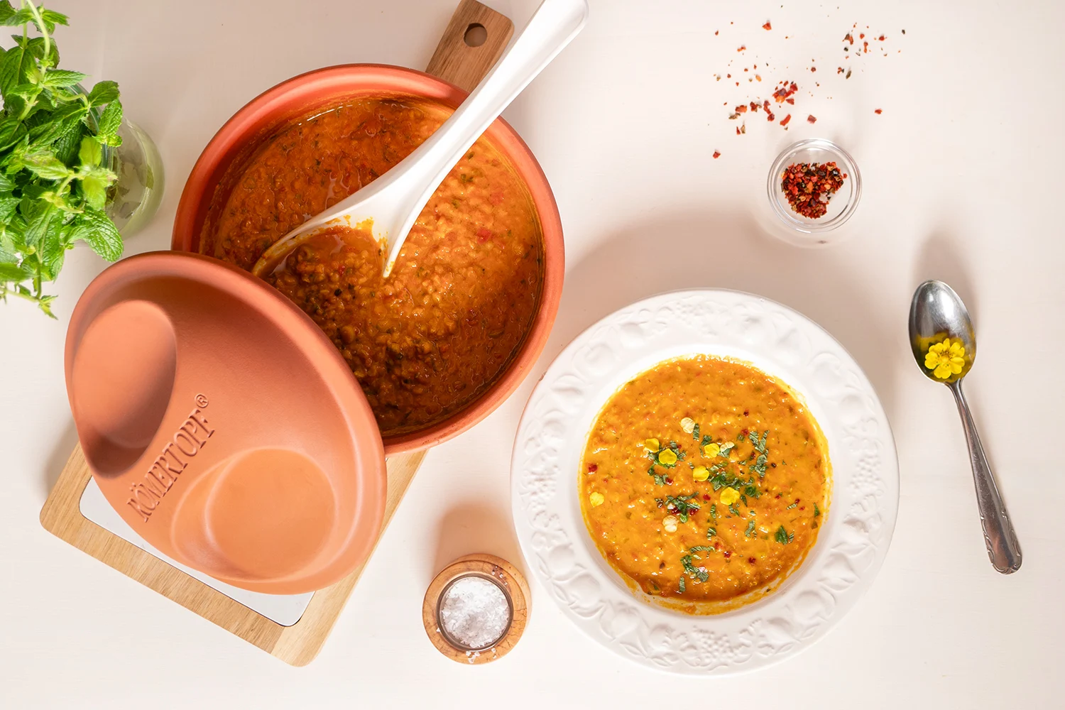 Tomaten-Linsen-Kokos-Suppe im Römertopf – Cremig, würzig & schnell zubereitet