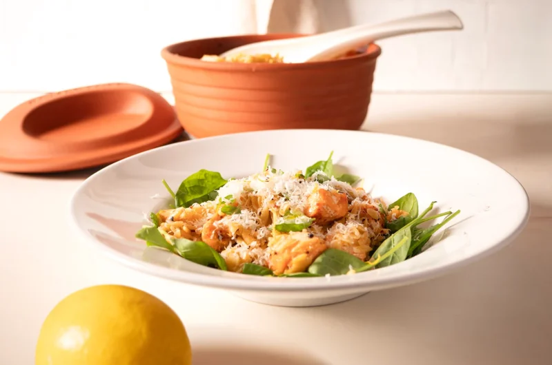 Kritharaki mit Lachs aus dem Römertopf