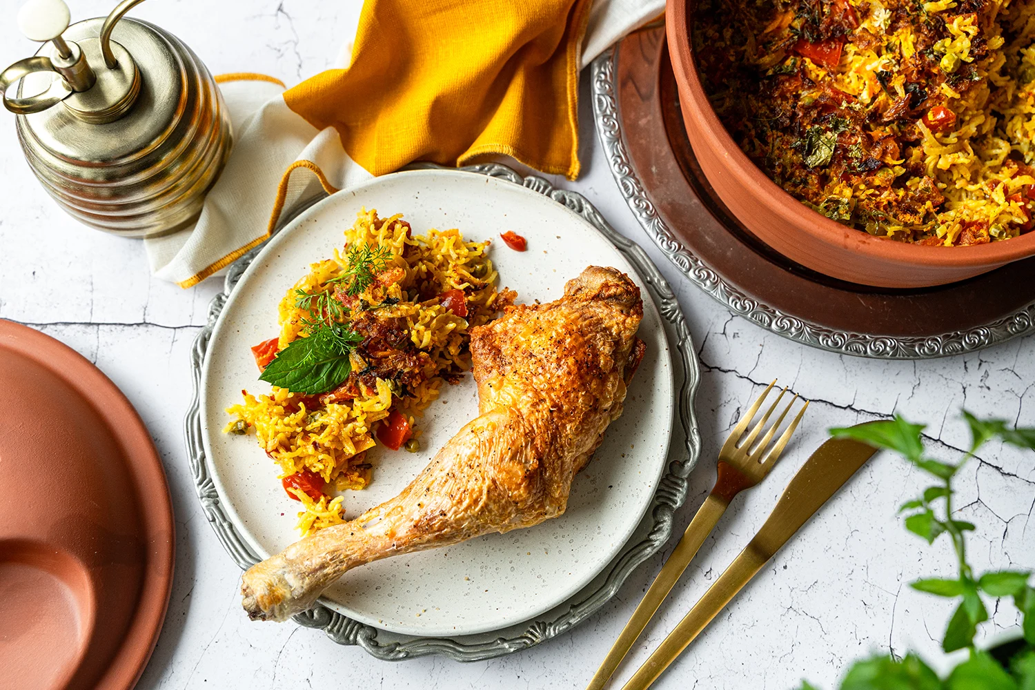 Biryani-Style Reis mit würzigen Hähnchenschenkeln aus dem Römertopf