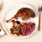 Gänsekeulen im Römertopf mit Rotkohl & Soße