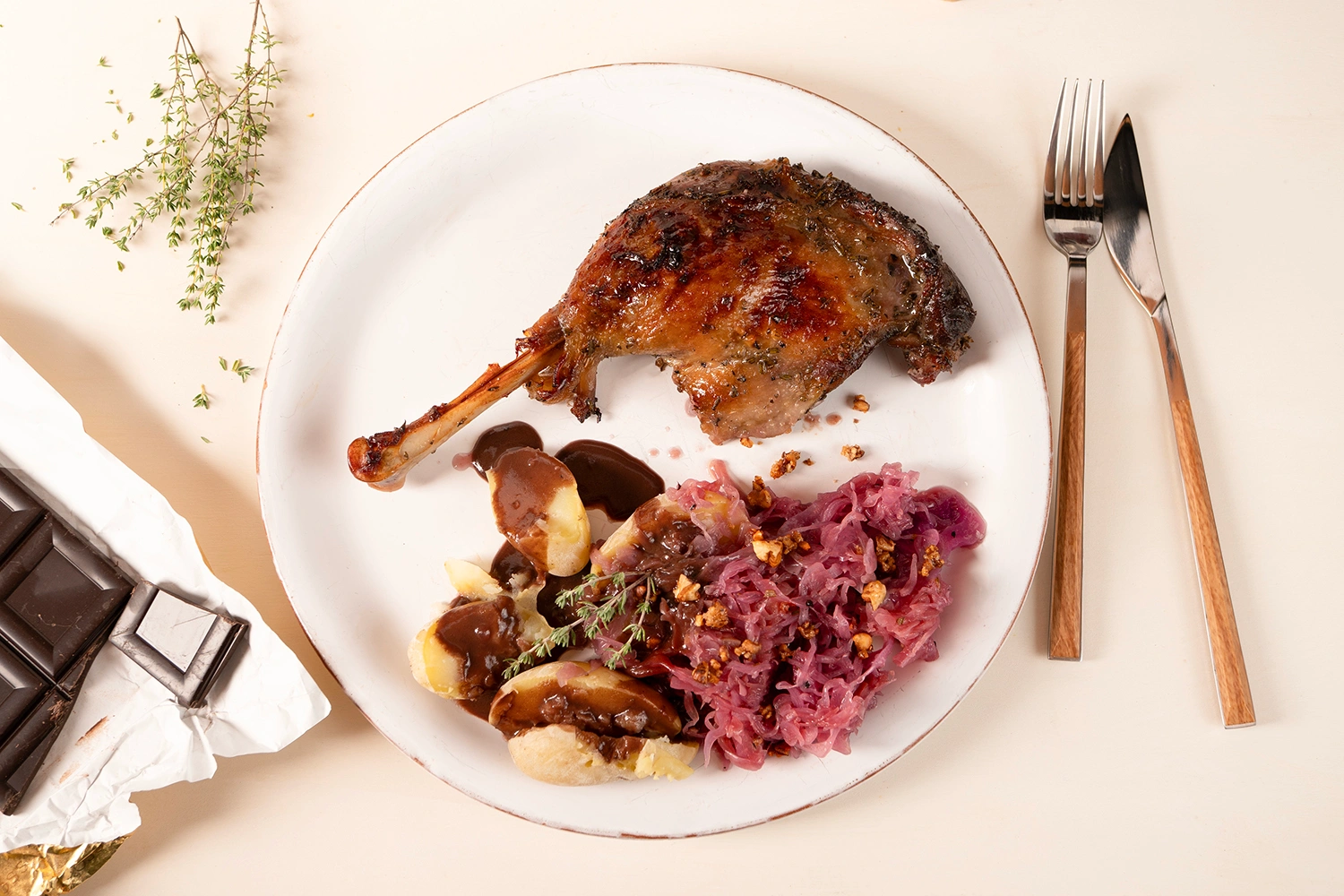 Winterliche Gänsekeulen mit Rotkohl & Schokoladensoße im Römertopf