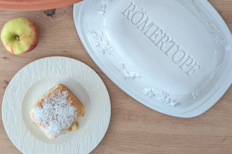 Apfel-Buchteln im Römertopf mit Apfel-Zimt-Füllung