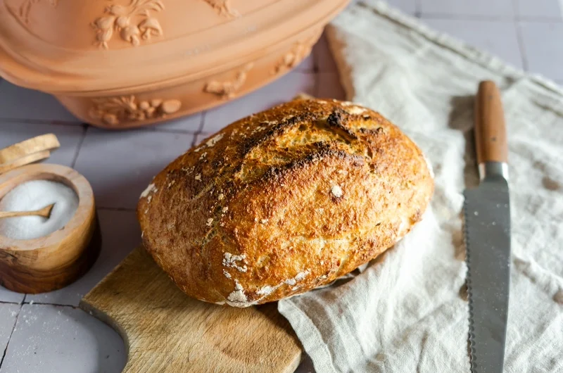 Knuspriges No-Knead-Brot vor dem Römertopf