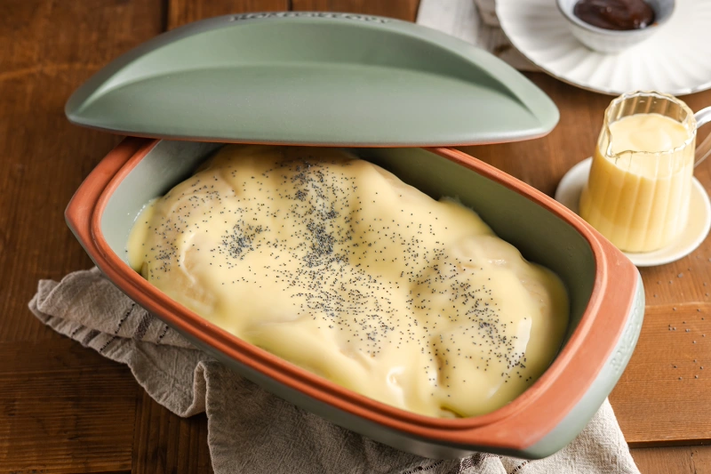 Germknödel mit Pflaumenmus & Vanillesauce im Römertopf