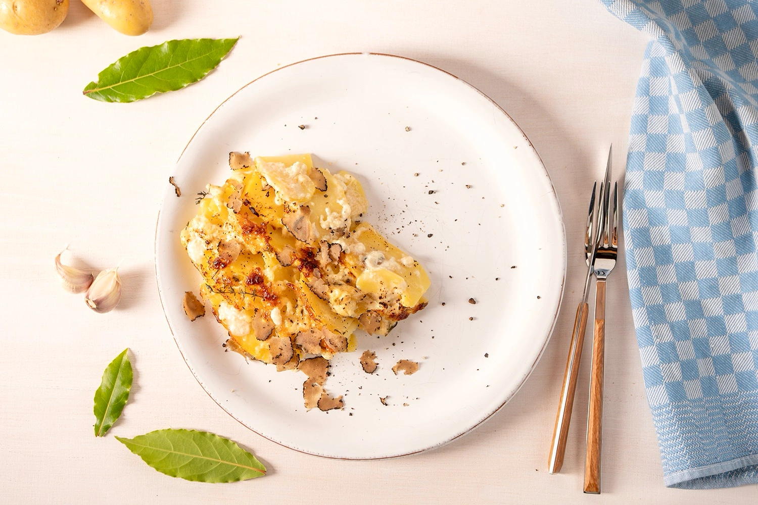 Kartoffelgratin im Römertopf mit Sahne und Käse