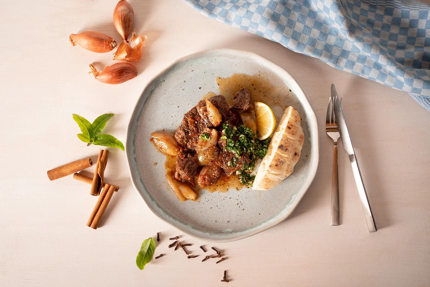 Stifado aus dem Römertopf – Griechischer Schmorklassiker mit Rind & Schalotten