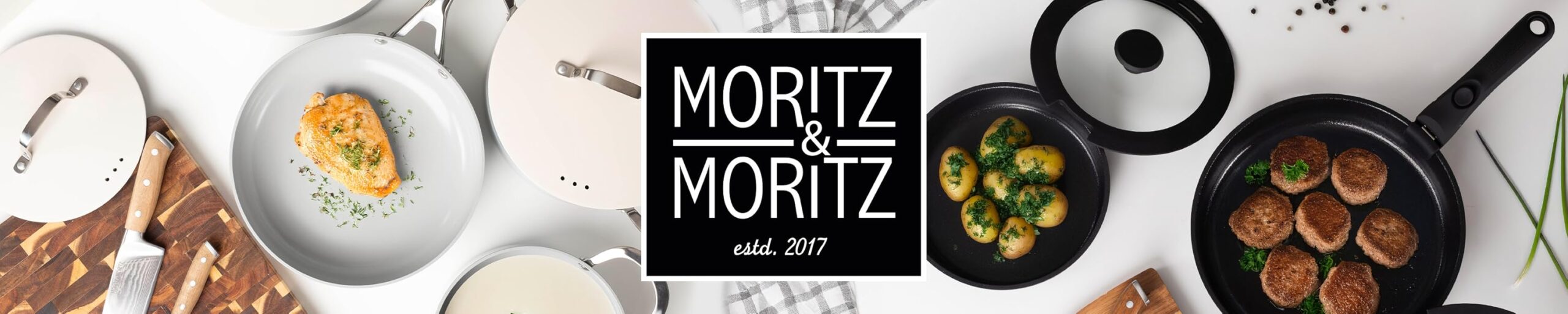 Pfannen mit Gerichten wie Hähnchen und Kartoffeln, umgeben von Küchenutensilien. In der Mitte steht „Moritz & Moritz“.