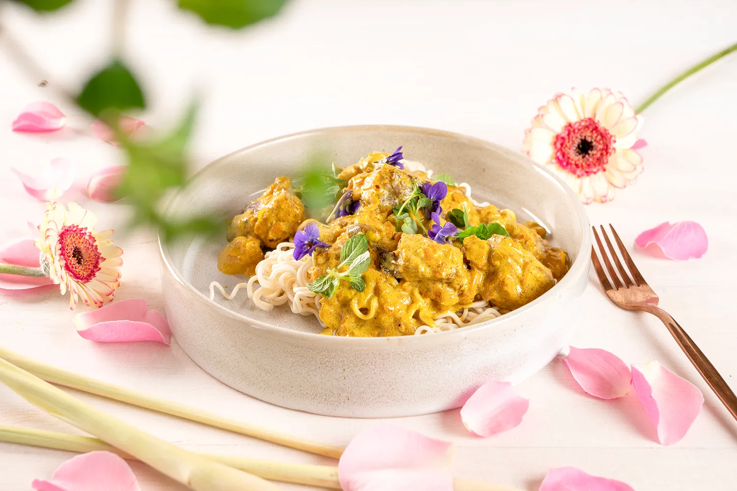 Cremiges Kokos-Rindfleisch mit Zitronengras, Ingwer & Pistazien