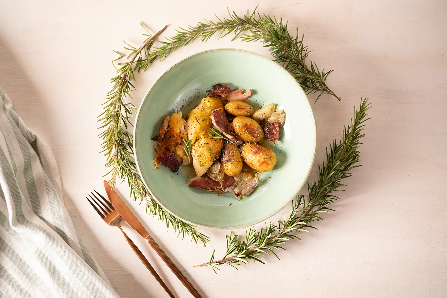 Knuspriges Rosmarin-Maishähnchen mit Speck & Drillinge-Kartoffeln