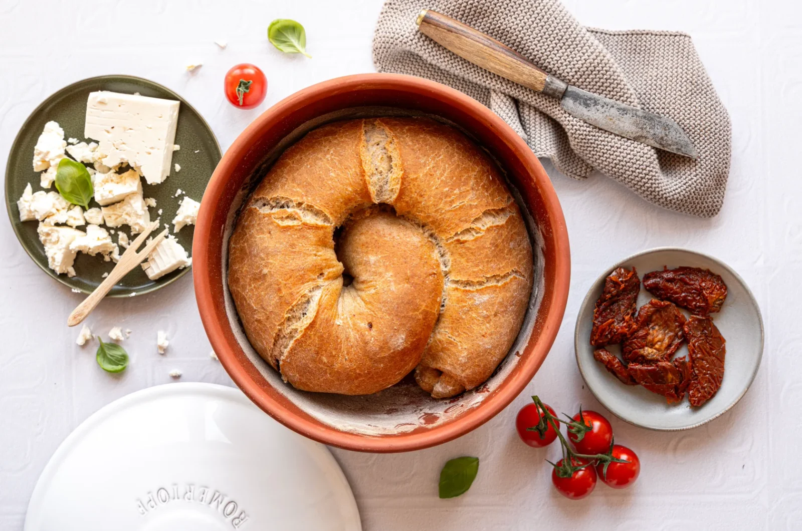 Mediterrane Brotschnecke mit Feta und getrockneten Tomaten