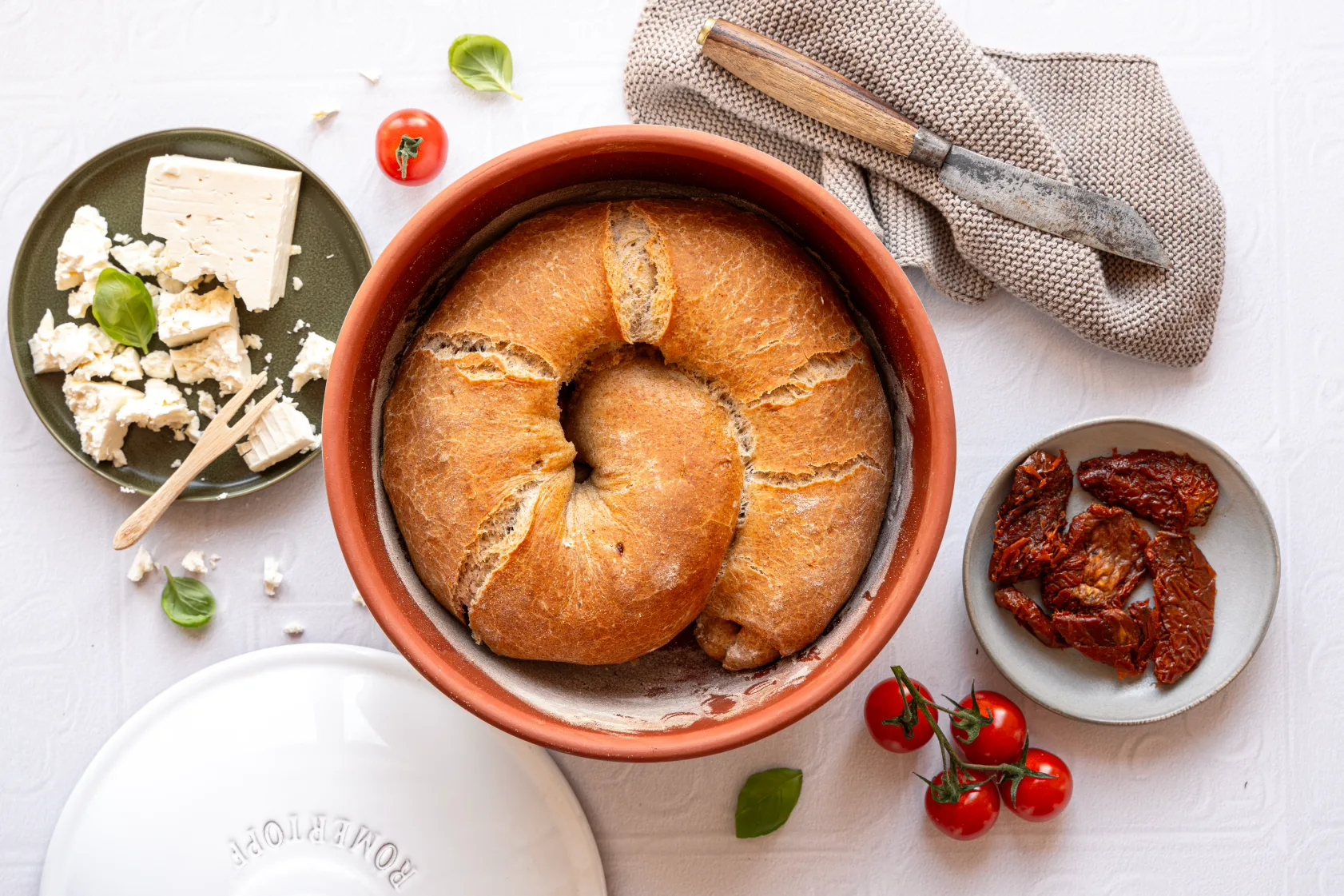 Mediterrane Brotschnecke mit Feta und Tomaten aus dem Römertopf-Brotbacktopf