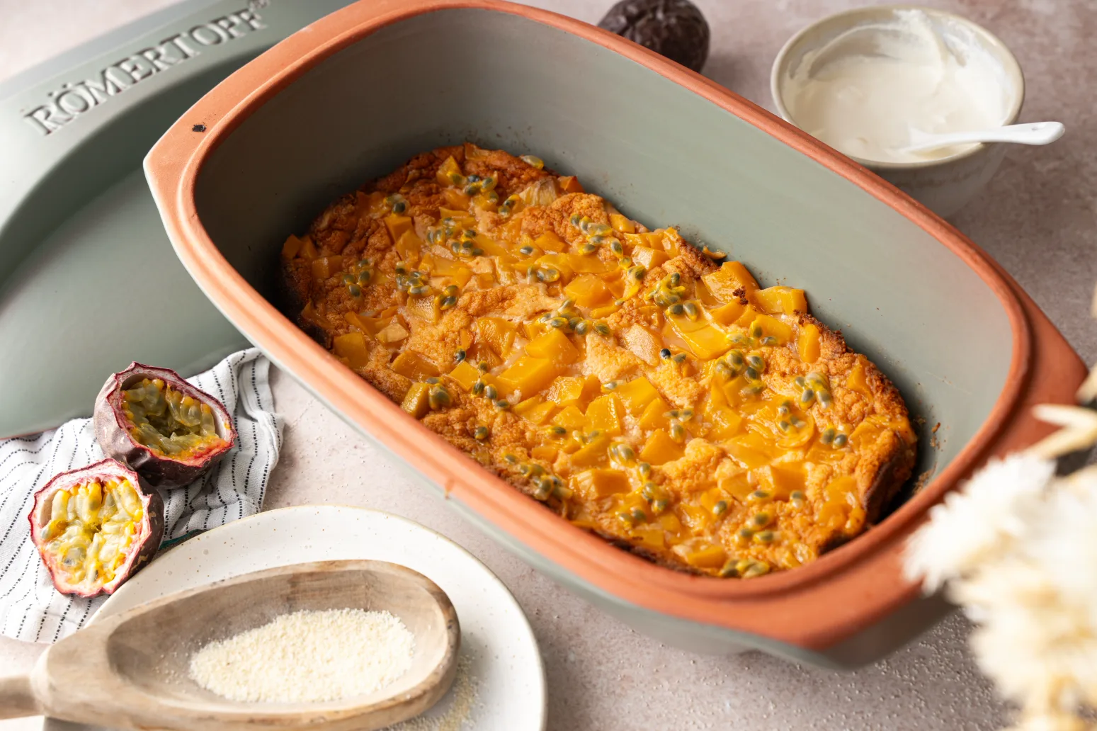 Süßer Ricotta-Grießauflauf mit Mango-Passionsfrucht