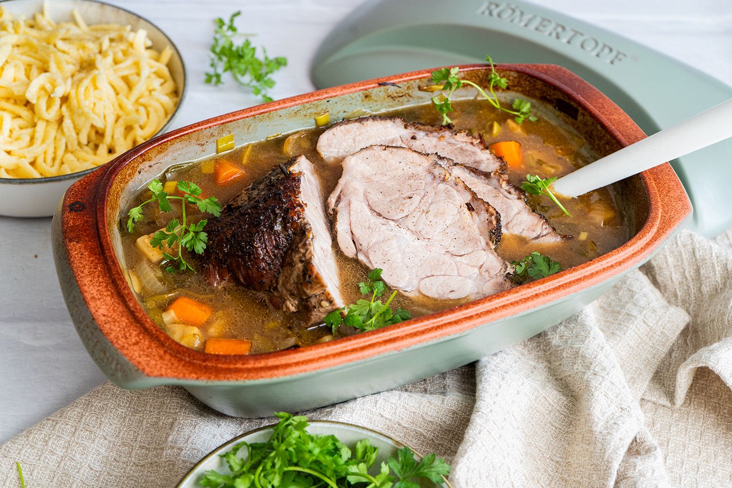 Schweinebraten – saftiger Sonntagsbraten mit Dunkelbier-Sauce