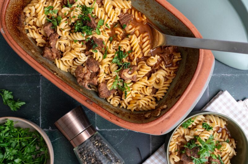 Gulasch mit Nudeln aus dem Ofen