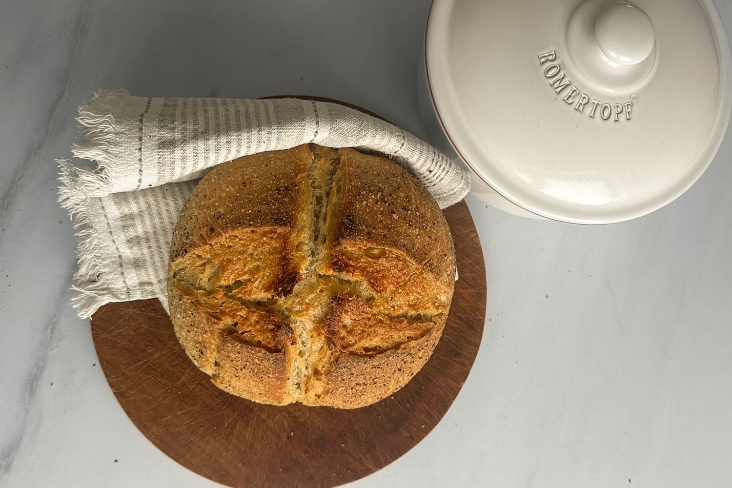 Dinkel Sauerteigbrot mit Rosmarin und Pfefferkruste