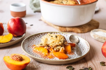 Cobbler Rezept: Nektarinen Cobbler mit knusprigem Kürbiskernstreusel