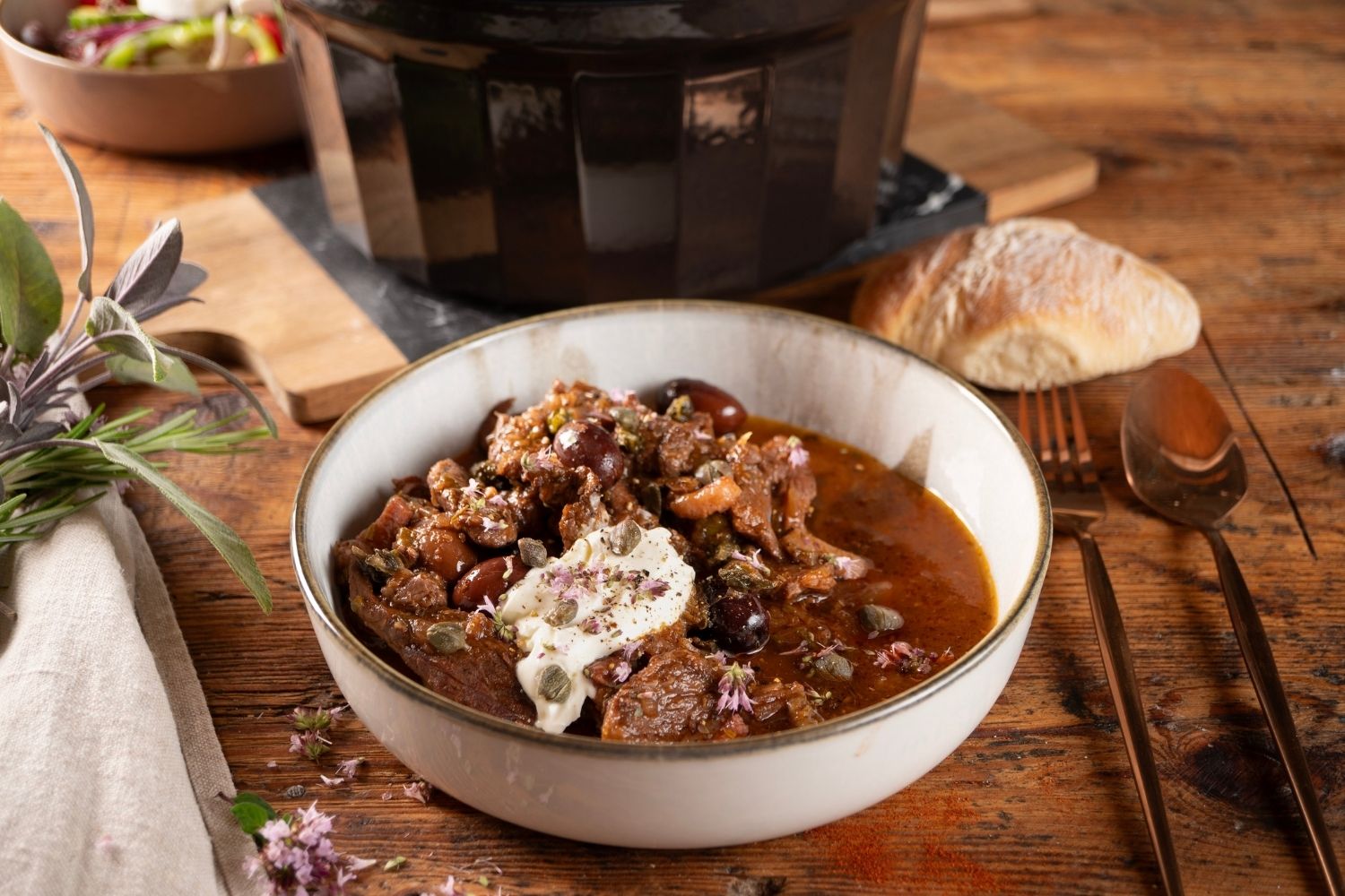 Mediterraner Schmortopf mit zartem Rindfleisch und Oliven