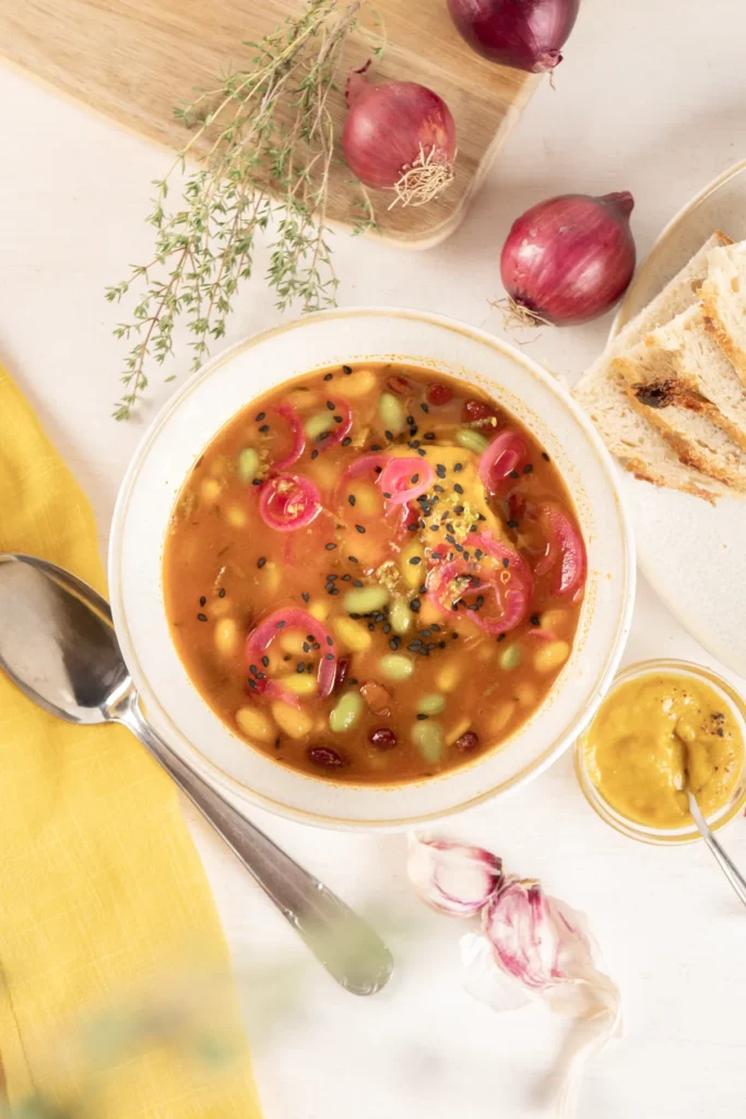 Bunte Bohnensuppe mit Schalottencreme
