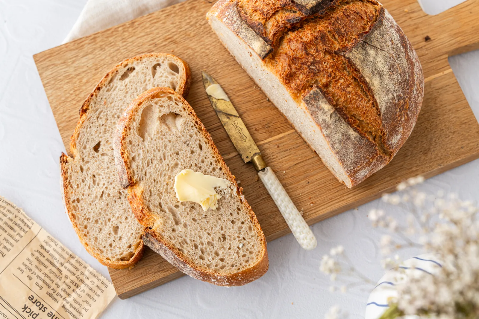 Angeschnittenes französisches Landbrot auf einem Holzbrett