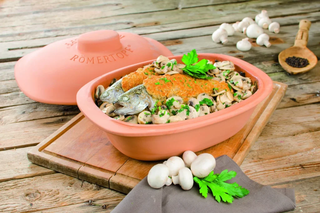 Gebackene Forellen mit Kräuterkruste auf Champignons im Römertopf
