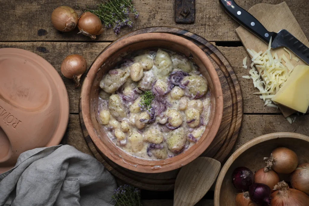 Überbackene Gnocchi mit karamellisierten Zwiebeln und Bergkäse im Römertopf