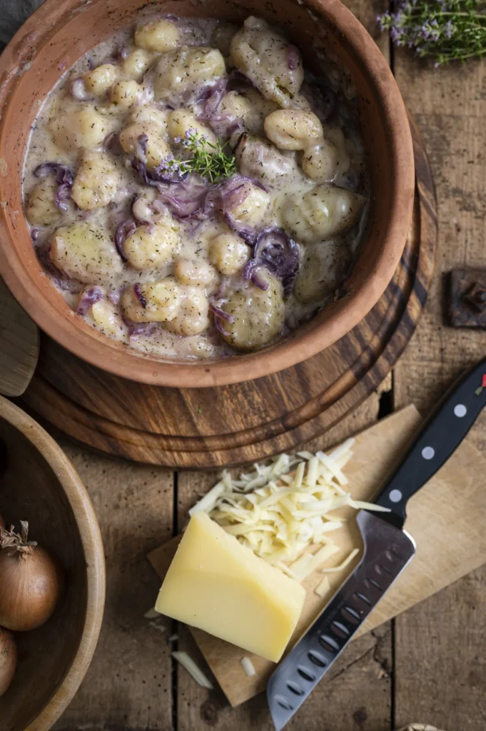 Überbackene Gnocchi French Onion mit Bergkäse
