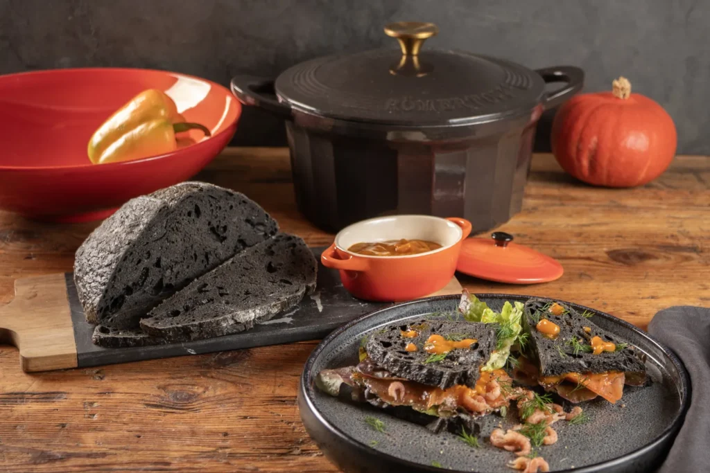 Schwarze Sauerteigbrot-Schnittchen mit Graved Lachs, Paprikacreme und Krabben für Halloween