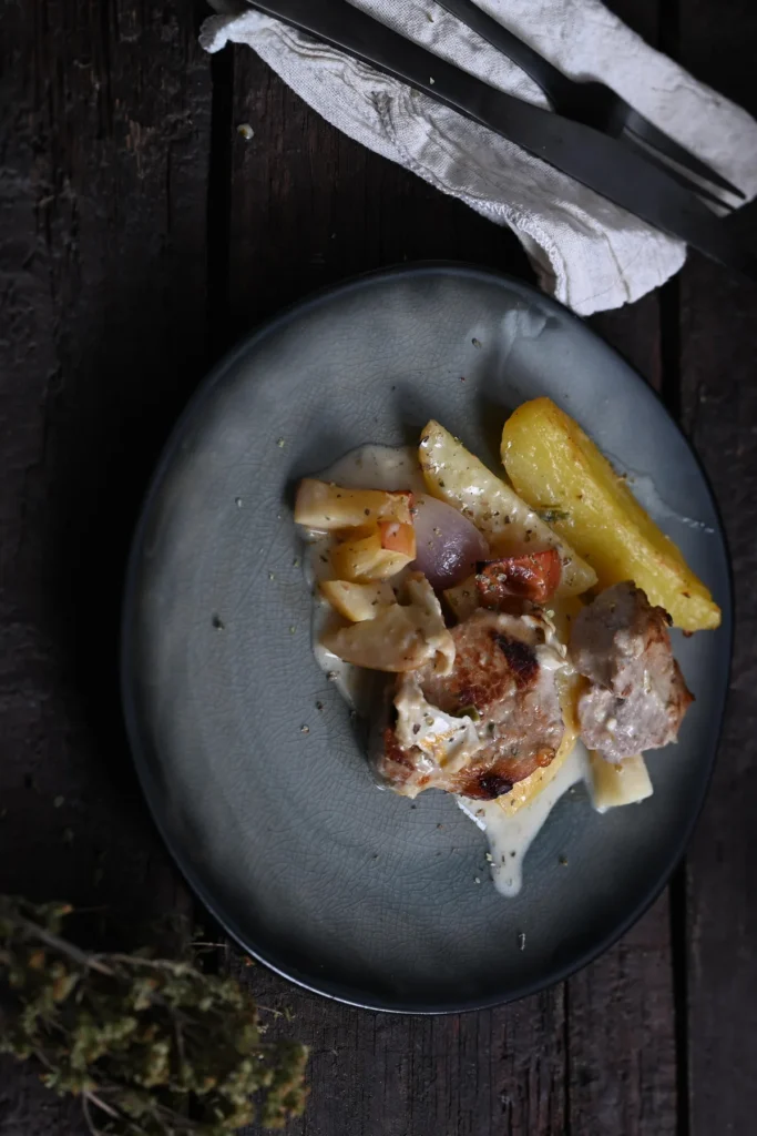 Kartoffel-Apfel-Auflauf mit Bratwurst und Senf-Sahne