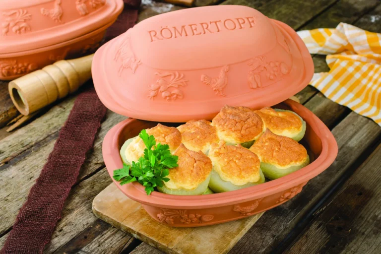Überbackene Kohlrabihälften mit goldbrauner Soufflé-Füllung im Römertopf