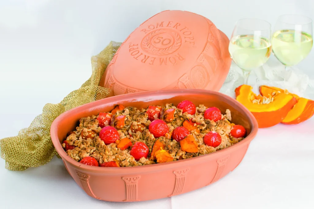Herzhafter Kürbis-Crumble mit Kirschtomaten und Parmesan-Streuseln im Römertopf