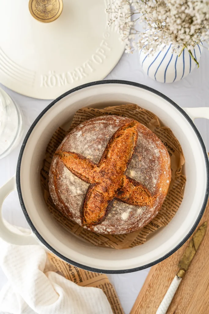Französisches Landbrot im Gusseisentopf