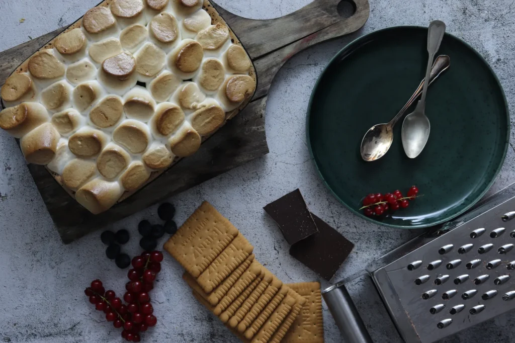 Marshmallow-Auflauf mit Beeren und Schokolade aus dem Römertopf