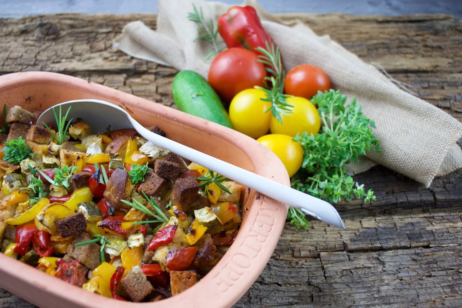 Mediterraner Brotauflauf aus dem Römertopf