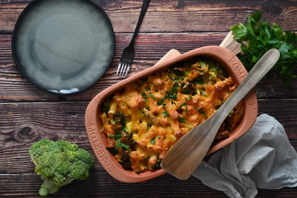 Nudelauflauf mit Brokkoli und Käsekruste in der Römertopf-Auflaufform